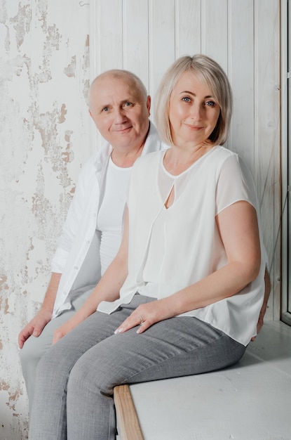 sesión de fotos de un hombre con su esposa en un estudio fotográfico