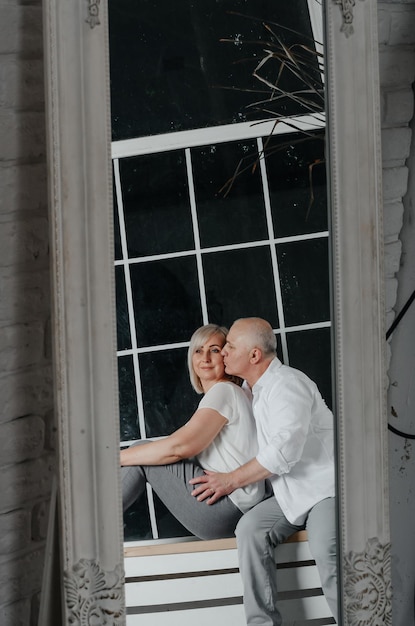 sesión de fotos de un hombre con su esposa en un estudio fotográfico