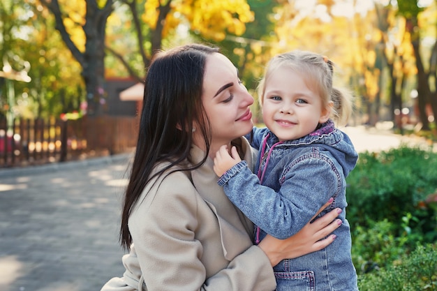 Sesión de fotos de madre con hija en el parque otoño