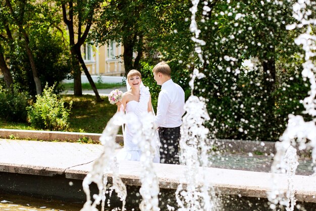 Sesión de fotos de moda de pareja de bodas en el fondo de la naturaleza.