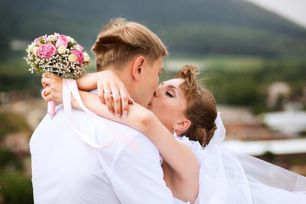 Sesión de fotos de moda de pareja de bodas en el fondo de la naturaleza.