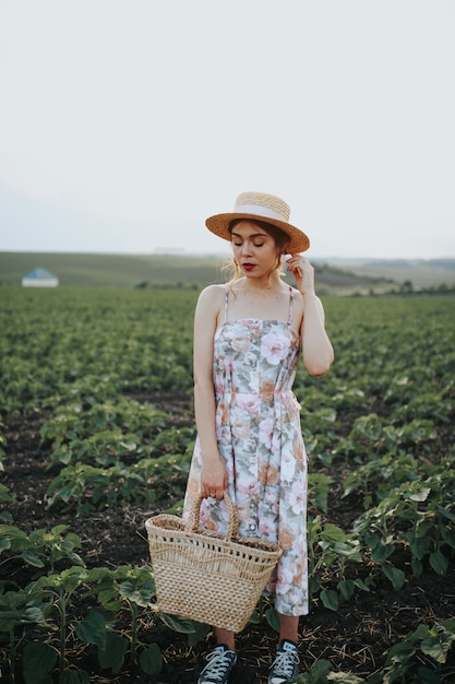 Sesión de fotos modelo femenino al aire libre en primavera