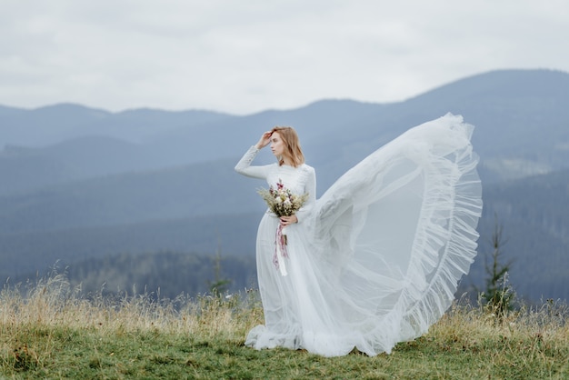 Sesión de fotos de la novia en las montañas. Foto de boda de estilo boho.