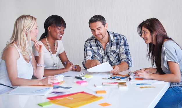 Sesión de lluvia de ideas en una agencia Un equipo creativo haciendo una lluvia de ideas en la sala de juntas