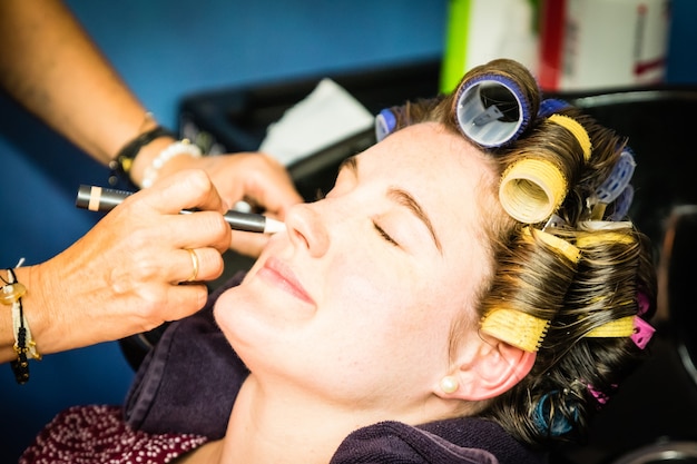 Foto una sesión de maquillaje de mujer el día de su boda.