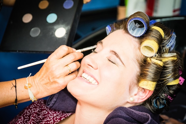 Una sesión de maquillaje de mujer el día de su boda.