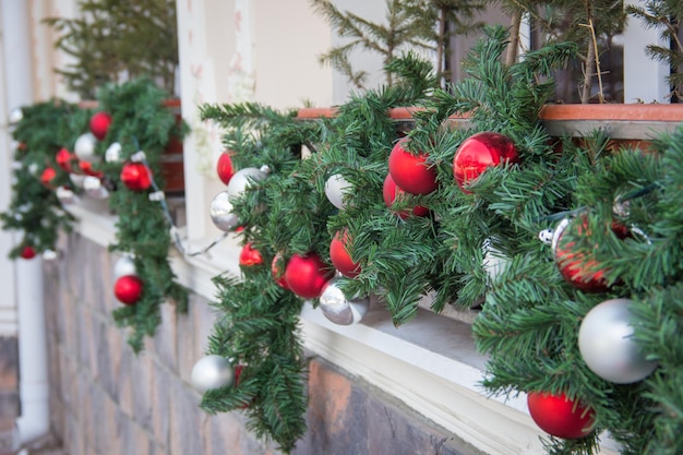 Sesión de primer plano de bolas de decoración navideña en el frente de una tienda