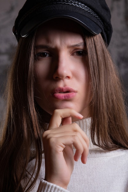 Sesión de prueba de chica morena emocional posando en el estudio