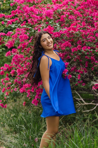 Sesión de retrato femenino en el campo