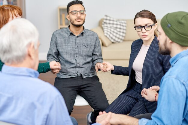 Sesión de terapia grupal de psicólogos talentosos