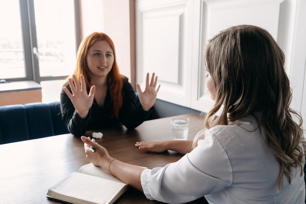 Sessão de comunicação sobre o conceito de terapia do estresse emocional para apoiar o bem-estar da saúde mental