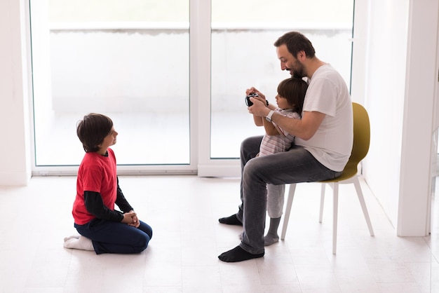 Sessão de fotos com modelos infantis no estúdio como nova casa moderna