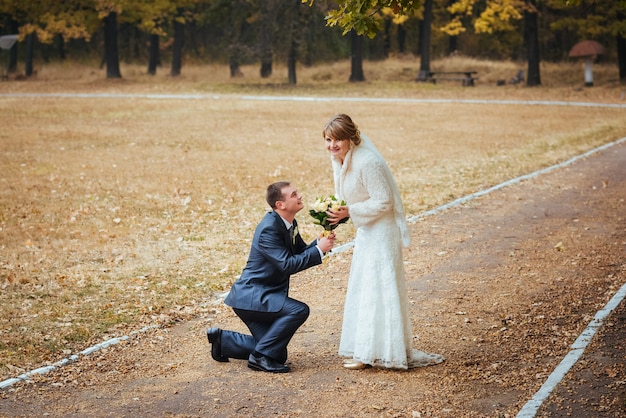 Sessão de fotos de casamento bonito na natureza