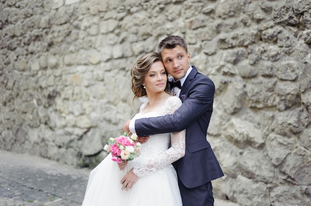 Sessão de fotos de casamento de um jovem casal lindo na cidade velha.