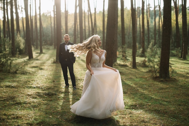 sessão de fotos de casamento de um jovem casal