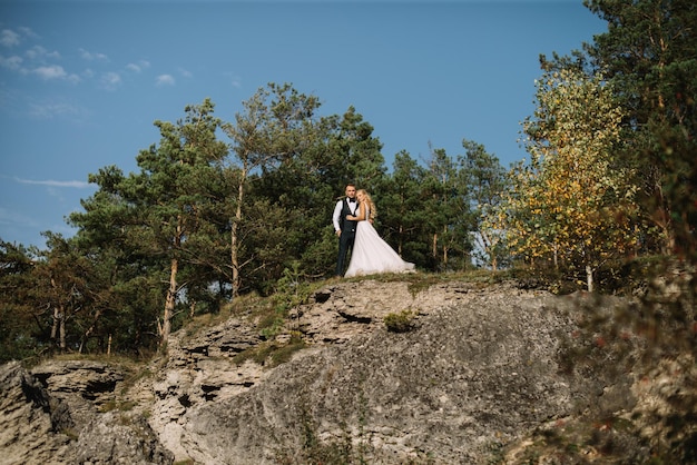 sessão de fotos de casamento de um jovem casal