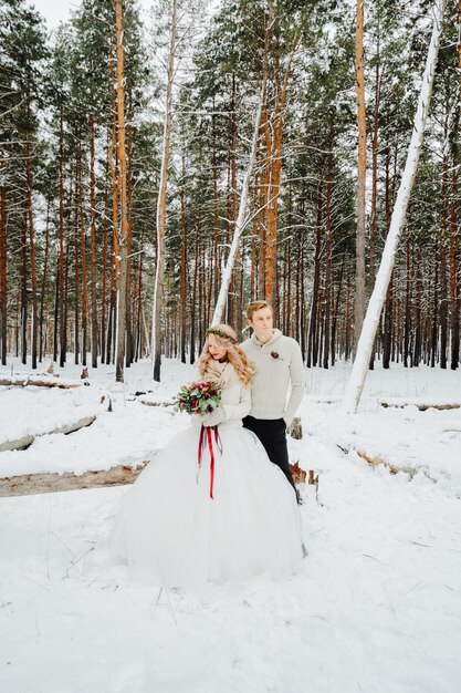 Sessão de fotos de casamento no inverno na natureza