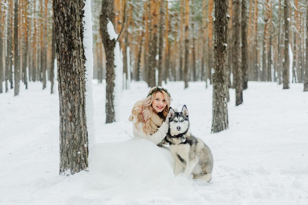 Sessão de fotos de casamento no inverno na natureza