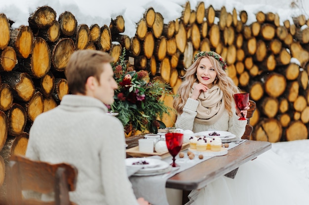 Sessão de fotos de casamento no inverno na natureza