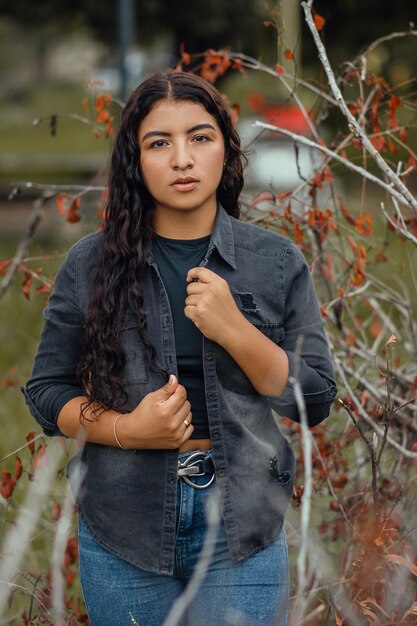 Foto sessão de retrato feminino no campo