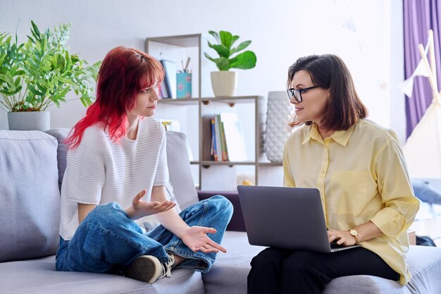 Sessão de terapia para psicólogo adolescente e paciente juntos no escritório