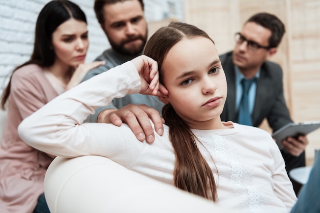 Sessão de terapia psicológica familiar de menina entediada