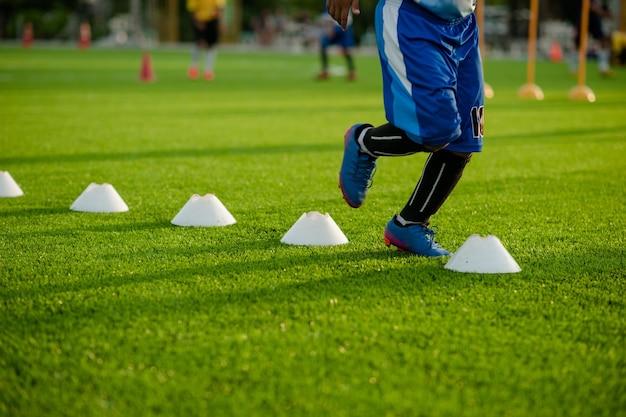 Sessão de treinamento de futebol para crianças, meninos, treinando futebol no campo Estádio de futebol ao fundo