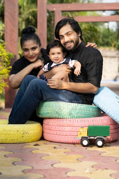 Sessão fotográfica feliz mãe, pai e filho