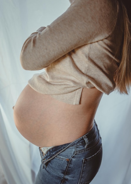 Foto sessão mínima de maternidade com mãe grávida