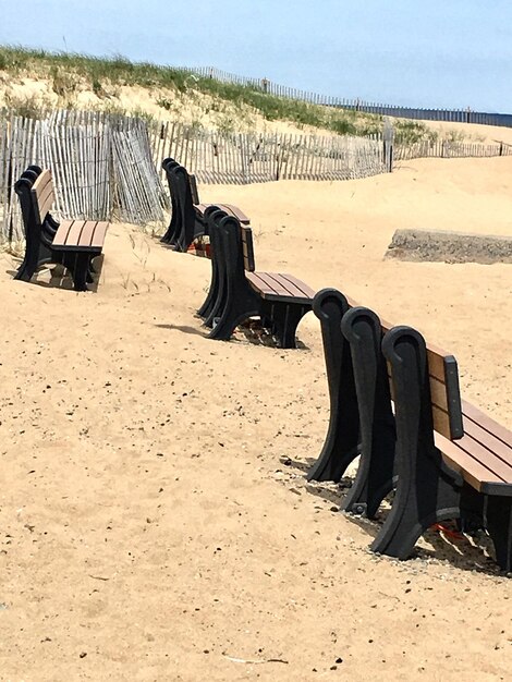 Foto sessel am strand gegen den himmel