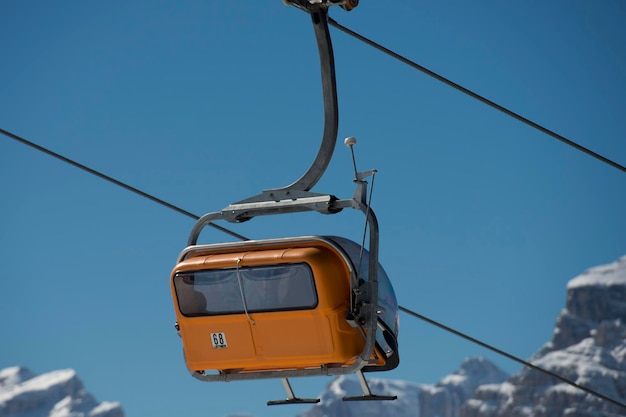 Sessellift für Skifahrer im Winter Schneezeit