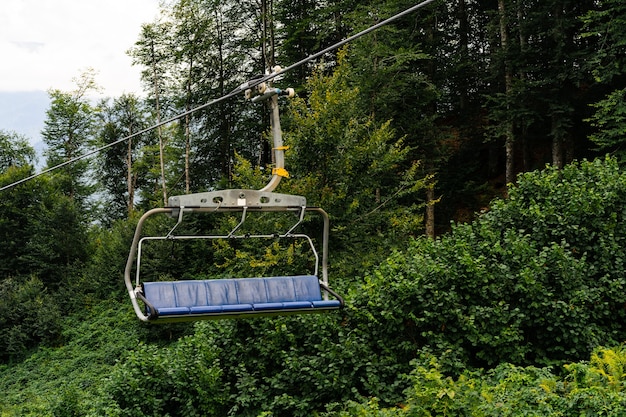 Sessellift im Skiberggebiet im Sommer