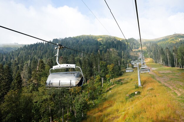 Sessellift im Skiberggebiet im Sommer