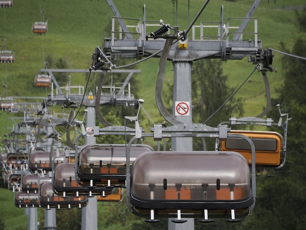 Sesselseilbahn in den Dolomiten