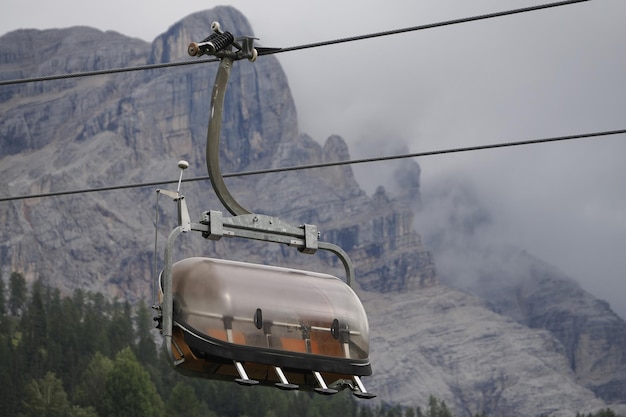 Sesselseilbahn in den Dolomiten