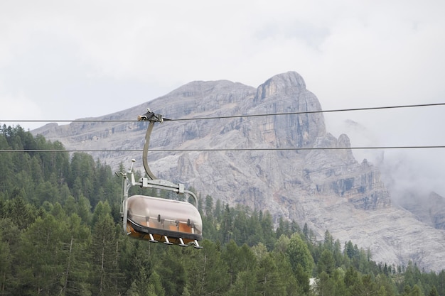 Sesselseilbahn in den Dolomiten