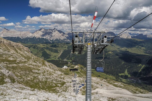 Sesselseilbahn in den Dolomiten