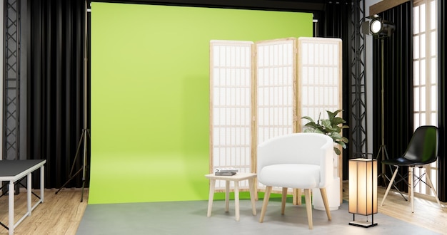 Sesselsofa im Studiozimmer mit leerem grünen Bildschirm