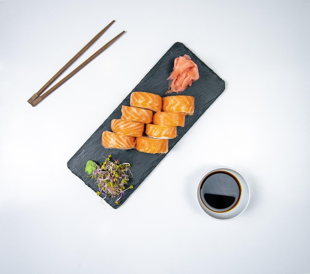 Set de 8 sushi con salsa de salmón y soja y palillos