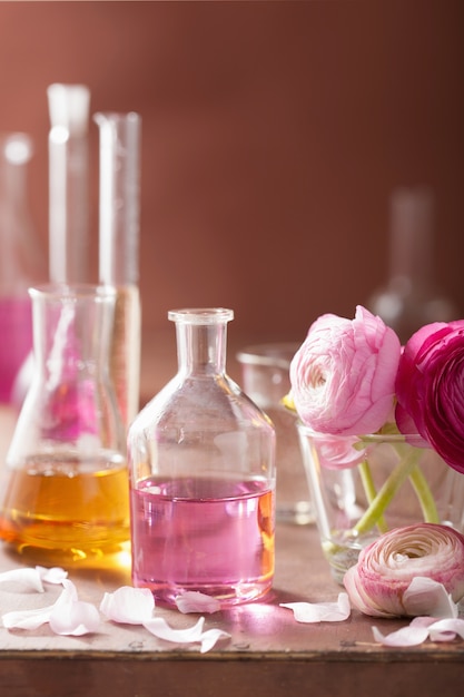 Set de alquimia y aromaterapia con flores de ranúnculo y frascos