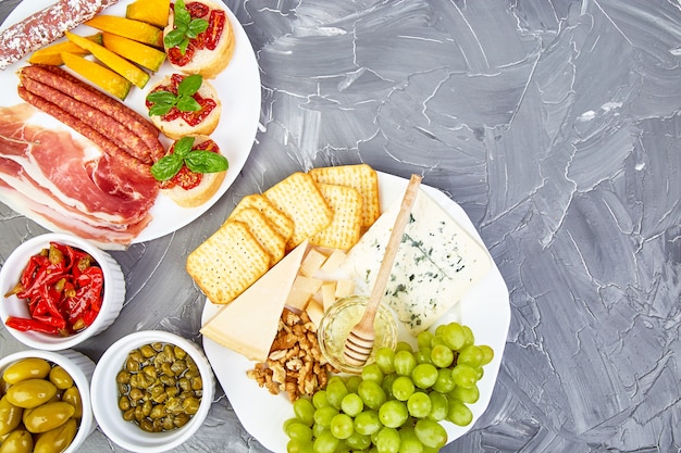 Set de aperitivos de vino italiano antipasti. Fuente de catering antipasto