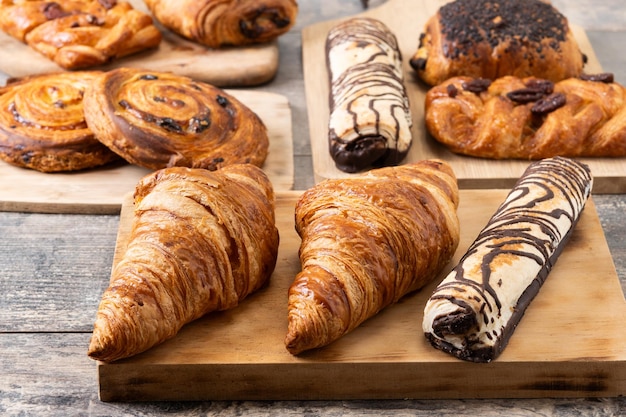 Foto set aus bäckereibäckereien auf einem holztisch