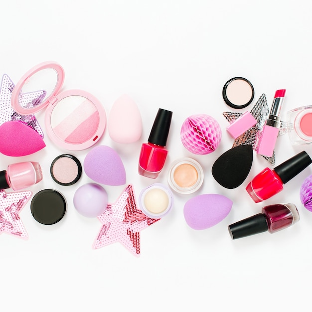 Set aus Beauty-Accessoires und Make-up-Kosmetikprodukten