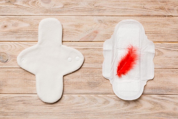 Set aus farbenfrohen, wiederverwendbaren Menstruationspads Zero Waste Woman Periods Konzept Draufsicht mit Kopierraum