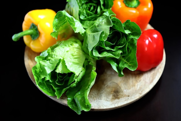 Set aus frischem Gemüse und Salaten