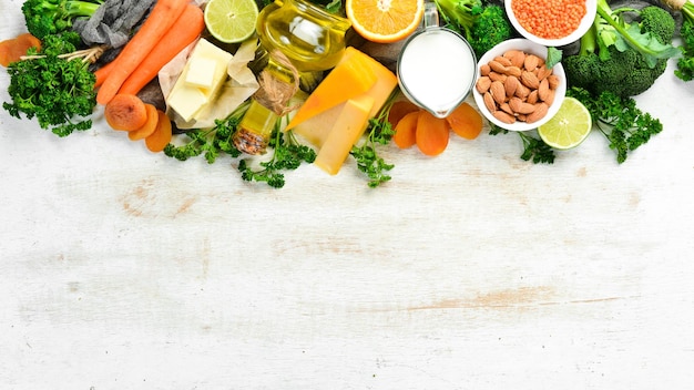 Set aus Gemüse, Obst und Bio-Lebensmitteln, die reich an Vitamin A sind Draufsicht Freier Platz für Ihren Text