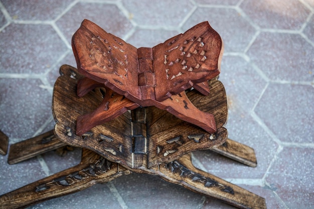 Foto set aus hölzernen rednerpulten im osmanischen stil