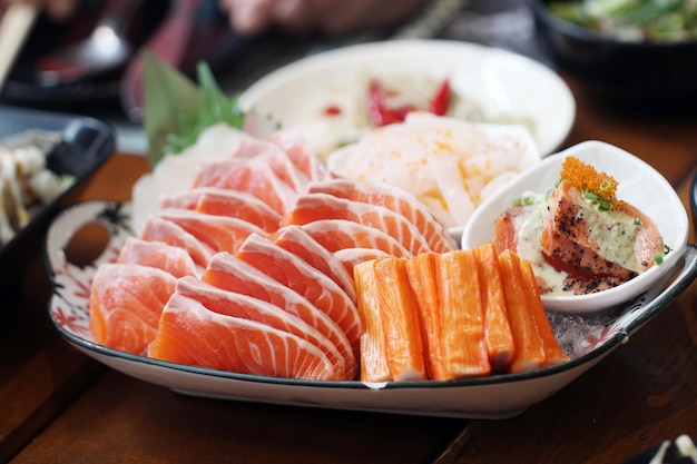 Set aus Lachssashimi und Krabbenstäbchen im japanischen Essensstil