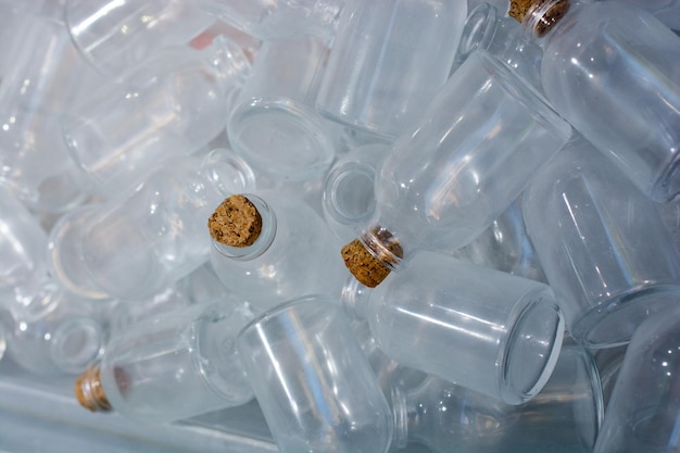 Set aus leeren kleinen transparenten Flaschen