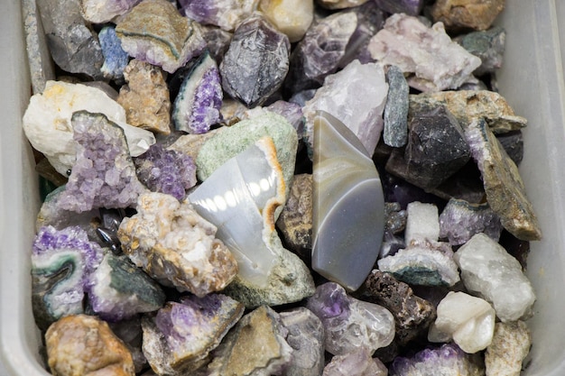 Set aus natürlichen mineralischen Edelsteinen